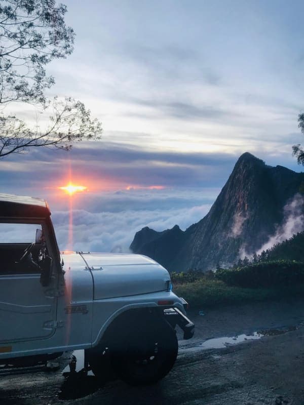 Kolukkumalai Sunrise 4x4 & High-Altitude Ridge Glamp